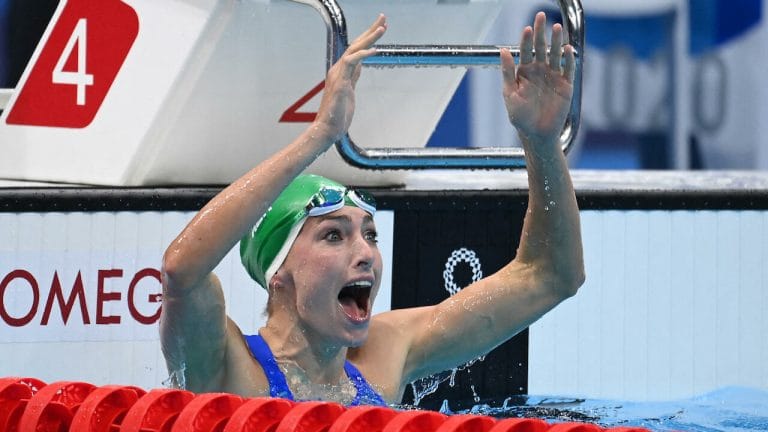 Tatjana Schoenmaker breaks record in women’s 200m swimming